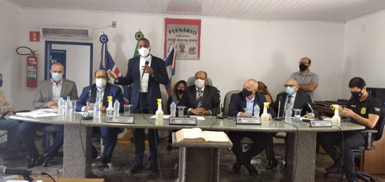 Vereadores de Nova Viçosa recebem o novo Delegado e  novo Juiz da comarca na sessão desta terça feira