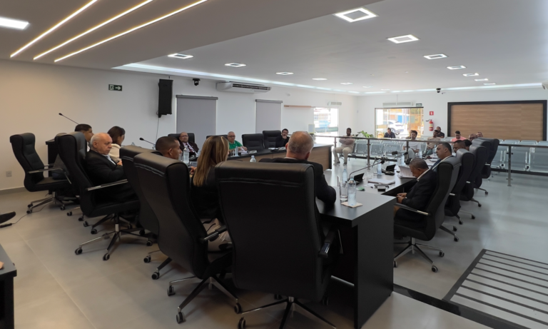 Câmara Municipal realiza sessão extraordinária para apresentação de projetos de modernização da Prefeitura Municipal de Nova Viçosa