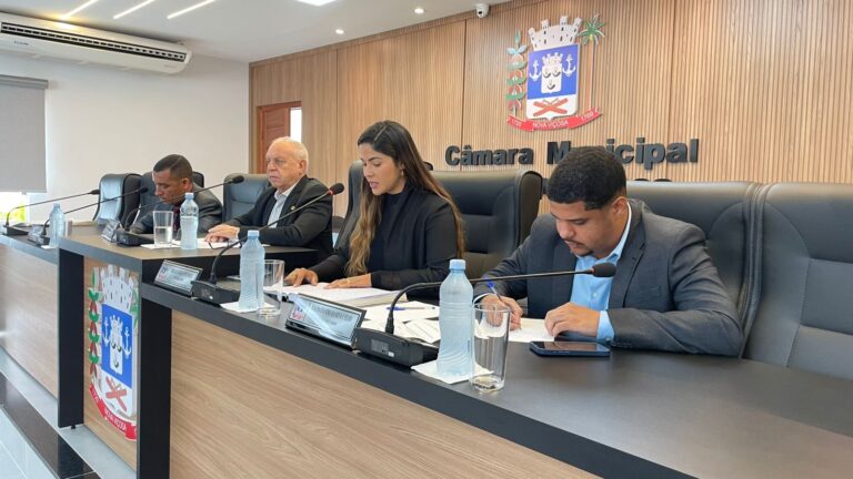 Sessão da Câmara de Nova Viçosa é marcada por formalidades e momento de oração