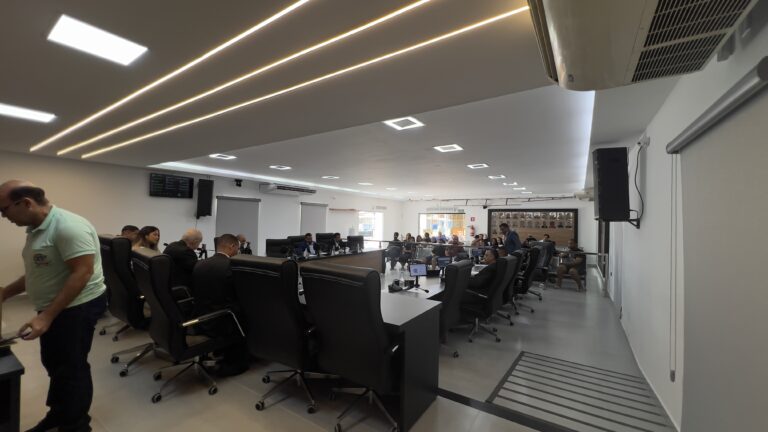 Câmara debate segurança, autismo e apresenta moção de repúdio em sessão movimentada.